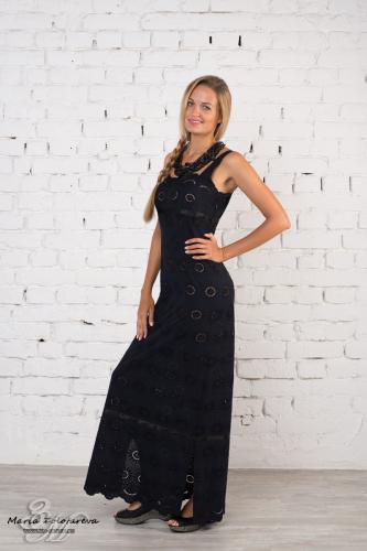 Черное длинное платье из кружевного полотна